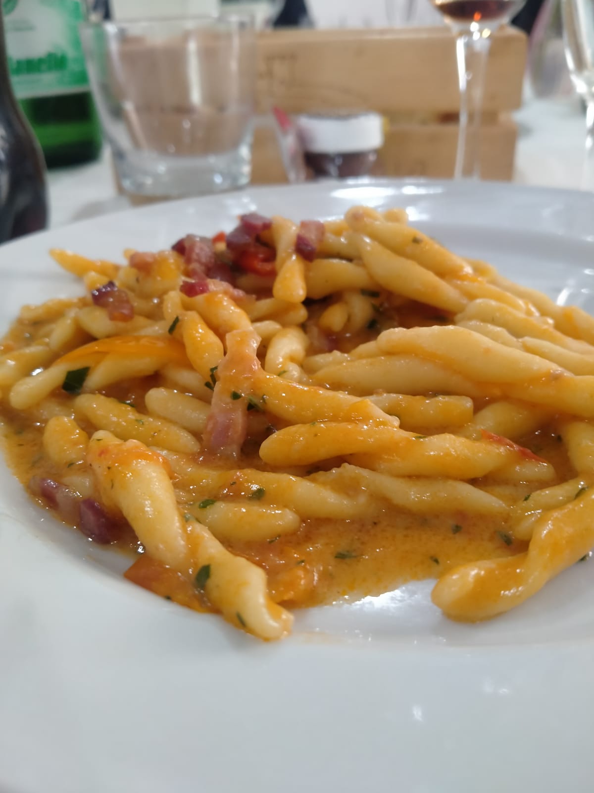 strozzapreti con pomodorini gialli speck e asparagi